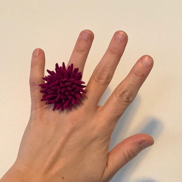 💜 Felt Flower cocktail Ring Adjustable Size - Picture 2 of 4